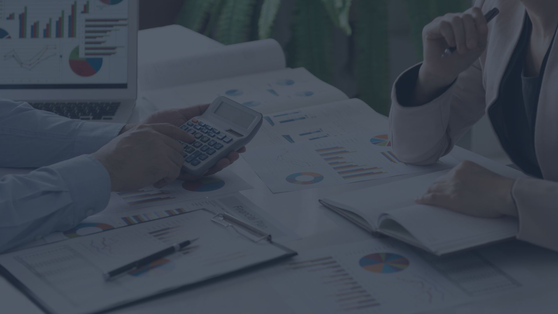 Zakelijke bijeenkomst en boekhoudkundige documenten